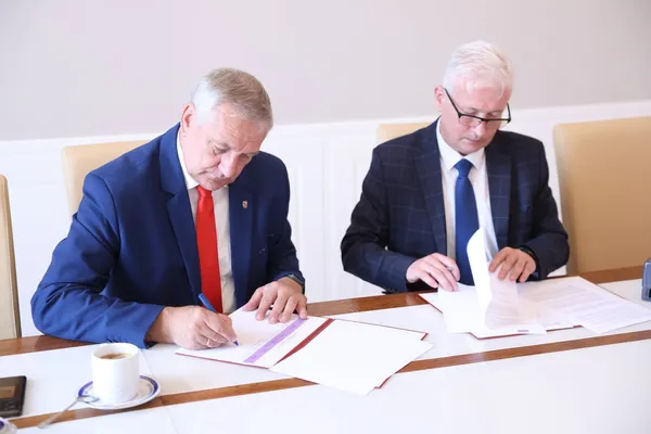 na zdjęciu Wiceminister Wiesław Szczepański oraz Zastępca Prezesa WFOŚiGW w Toruniu, Zbigniew Szcześniak